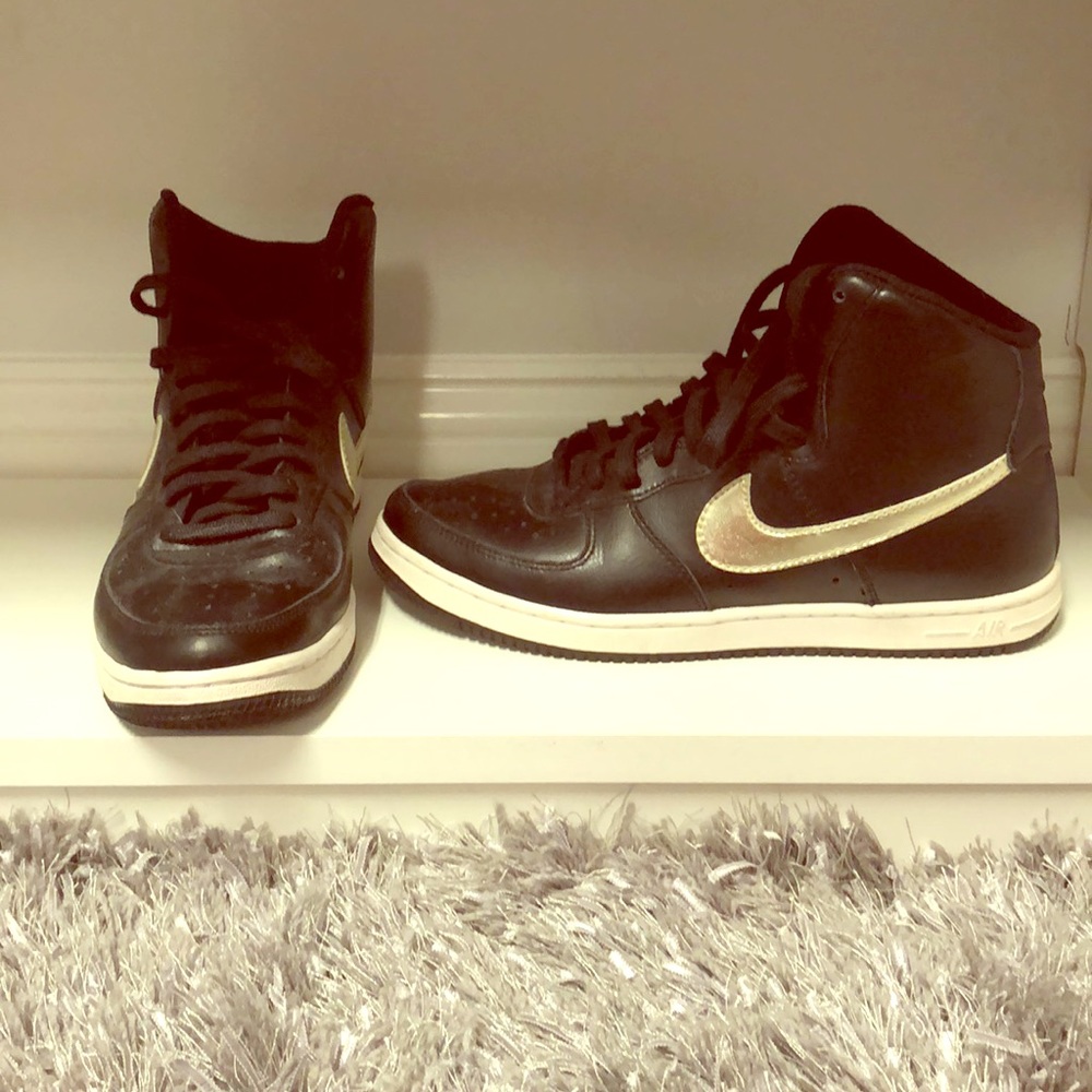 Nike hightops in black